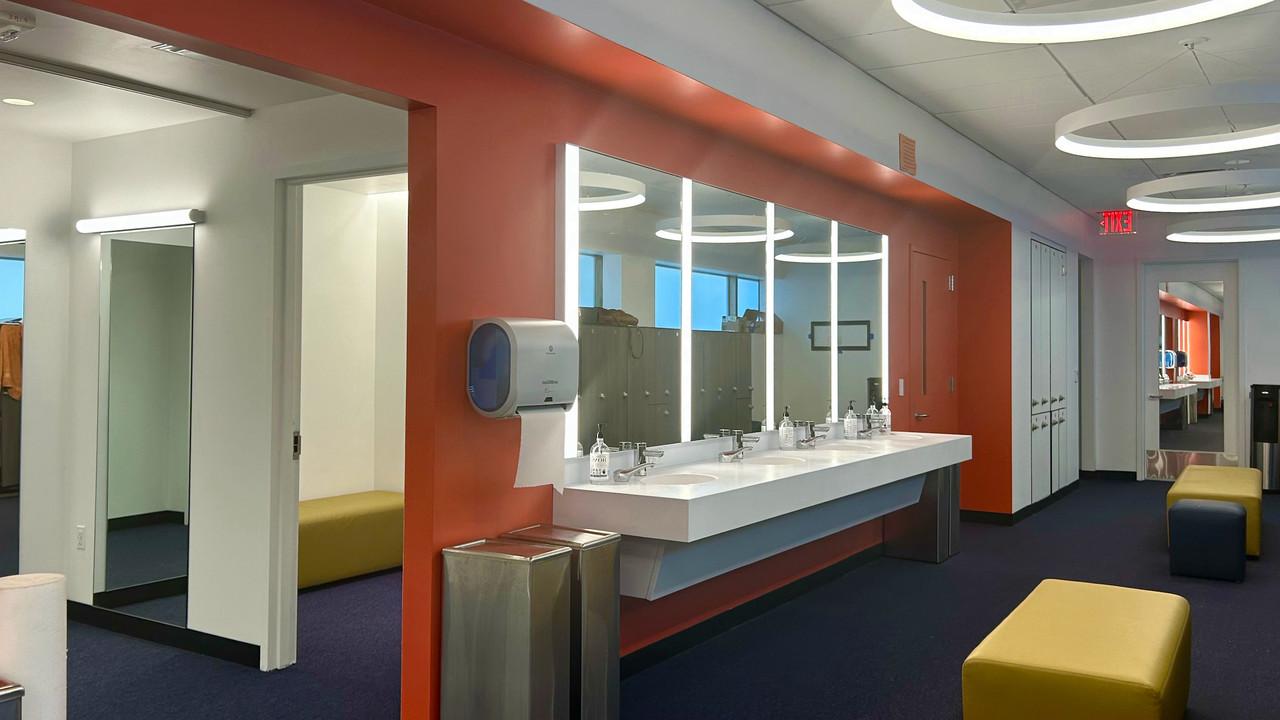 新装修空间的内部图像显示了一个有镜子的更衣室, 汇, 座位区, 和储物柜