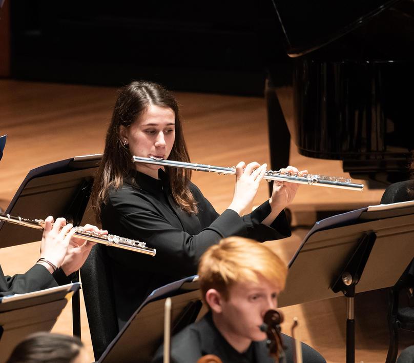 长笛演奏家在2019焦点节上表演